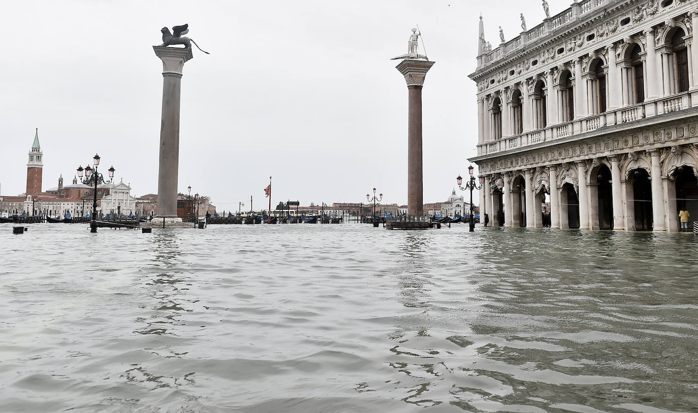 Venecia volvió a sufrir este viernes una gran inundación, después de que el jueves el agua diera algo de tregua, hasta el punto de que el ayuntamiento ha decidido cerrar la emblemática plaza de San Marcos a residentes y turistas. El alcalde de la ciudad de los canales, Luigi Brugnaro, anunció que había decidido cerrar San Marcos por motivos de seguridad, debido al nuevo pico de 154 centímetros que alcanzó a media mañana el «agua alta». Se trata del segundo récord alcanzado esta semana después de la gran inundación de martes, la mayor sufrida por la ciudad en más de medio siglo, con las aguas alcanzando los 187 centímetros.