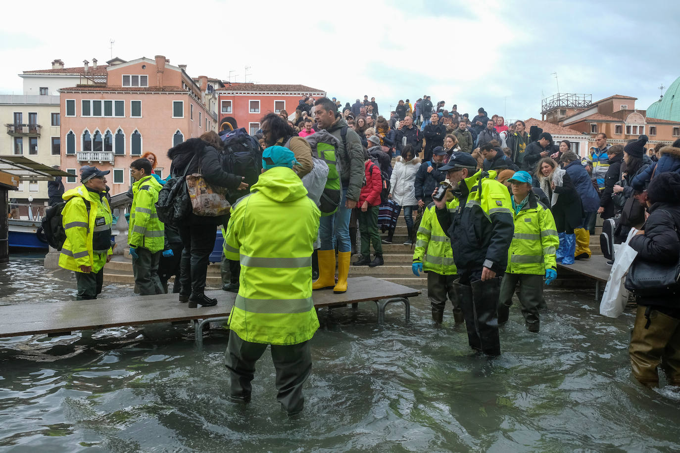 Venecia volvió a sufrir este viernes una gran inundación, después de que el jueves el agua diera algo de tregua, hasta el punto de que el ayuntamiento ha decidido cerrar la emblemática plaza de San Marcos a residentes y turistas. El alcalde de la ciudad de los canales, Luigi Brugnaro, anunció que había decidido cerrar San Marcos por motivos de seguridad, debido al nuevo pico de 154 centímetros que alcanzó a media mañana el «agua alta». Se trata del segundo récord alcanzado esta semana después de la gran inundación de martes, la mayor sufrida por la ciudad en más de medio siglo, con las aguas alcanzando los 187 centímetros.