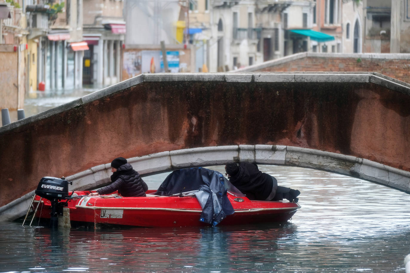 Venecia volvió a sufrir este viernes una gran inundación, después de que el jueves el agua diera algo de tregua, hasta el punto de que el ayuntamiento ha decidido cerrar la emblemática plaza de San Marcos a residentes y turistas. El alcalde de la ciudad de los canales, Luigi Brugnaro, anunció que había decidido cerrar San Marcos por motivos de seguridad, debido al nuevo pico de 154 centímetros que alcanzó a media mañana el «agua alta». Se trata del segundo récord alcanzado esta semana después de la gran inundación de martes, la mayor sufrida por la ciudad en más de medio siglo, con las aguas alcanzando los 187 centímetros.