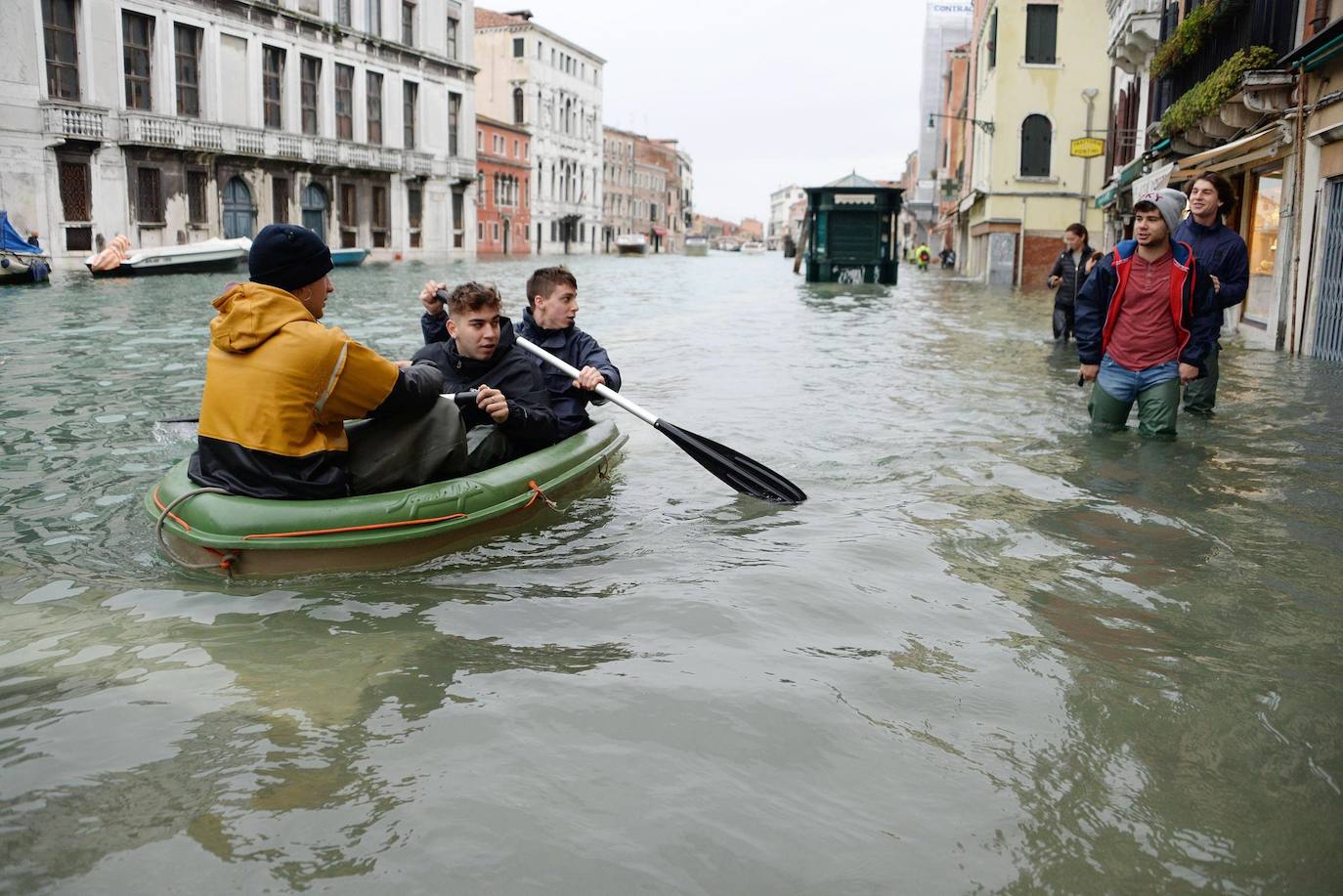 Venecia volvió a sufrir este viernes una gran inundación, después de que el jueves el agua diera algo de tregua, hasta el punto de que el ayuntamiento ha decidido cerrar la emblemática plaza de San Marcos a residentes y turistas. El alcalde de la ciudad de los canales, Luigi Brugnaro, anunció que había decidido cerrar San Marcos por motivos de seguridad, debido al nuevo pico de 154 centímetros que alcanzó a media mañana el «agua alta». Se trata del segundo récord alcanzado esta semana después de la gran inundación de martes, la mayor sufrida por la ciudad en más de medio siglo, con las aguas alcanzando los 187 centímetros.