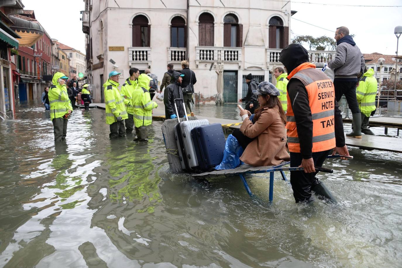 Venecia volvió a sufrir este viernes una gran inundación, después de que el jueves el agua diera algo de tregua, hasta el punto de que el ayuntamiento ha decidido cerrar la emblemática plaza de San Marcos a residentes y turistas. El alcalde de la ciudad de los canales, Luigi Brugnaro, anunció que había decidido cerrar San Marcos por motivos de seguridad, debido al nuevo pico de 154 centímetros que alcanzó a media mañana el «agua alta». Se trata del segundo récord alcanzado esta semana después de la gran inundación de martes, la mayor sufrida por la ciudad en más de medio siglo, con las aguas alcanzando los 187 centímetros.