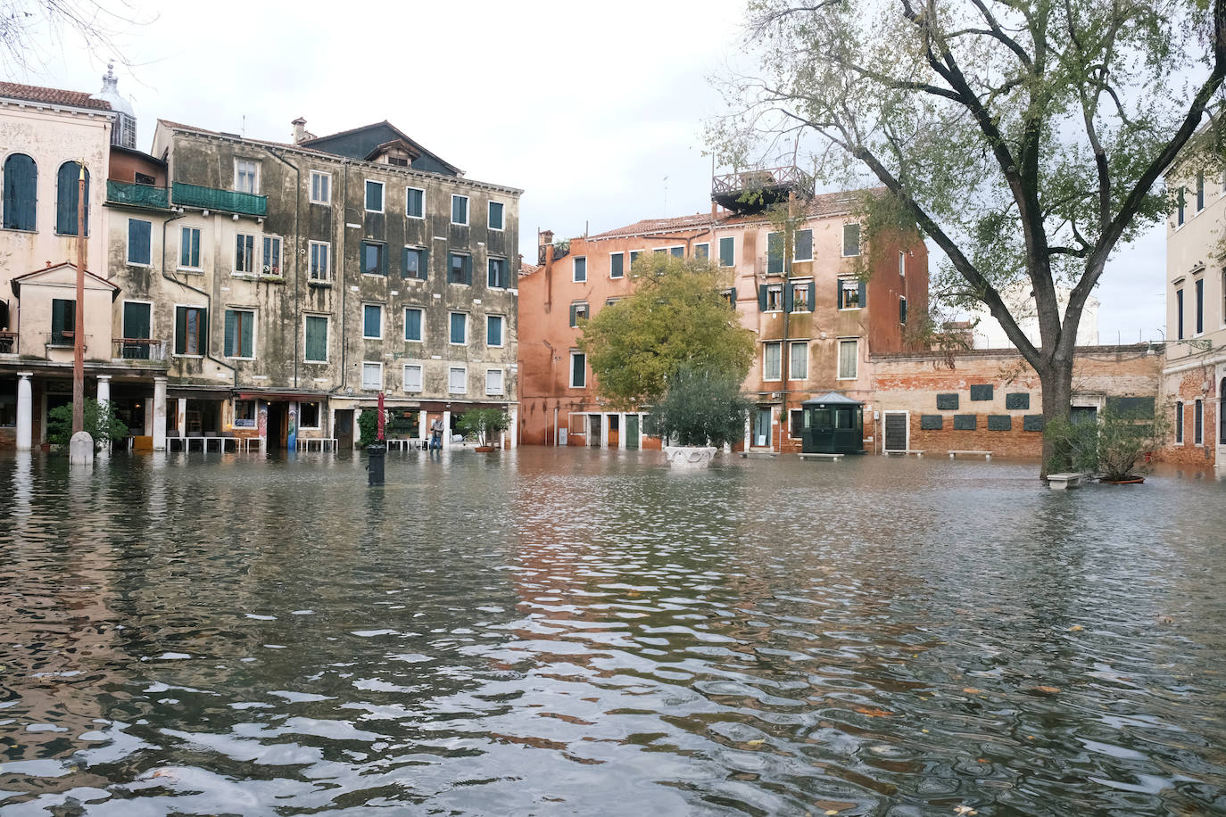 Venecia volvió a sufrir este viernes una gran inundación, después de que el jueves el agua diera algo de tregua, hasta el punto de que el ayuntamiento ha decidido cerrar la emblemática plaza de San Marcos a residentes y turistas. El alcalde de la ciudad de los canales, Luigi Brugnaro, anunció que había decidido cerrar San Marcos por motivos de seguridad, debido al nuevo pico de 154 centímetros que alcanzó a media mañana el «agua alta». Se trata del segundo récord alcanzado esta semana después de la gran inundación de martes, la mayor sufrida por la ciudad en más de medio siglo, con las aguas alcanzando los 187 centímetros.