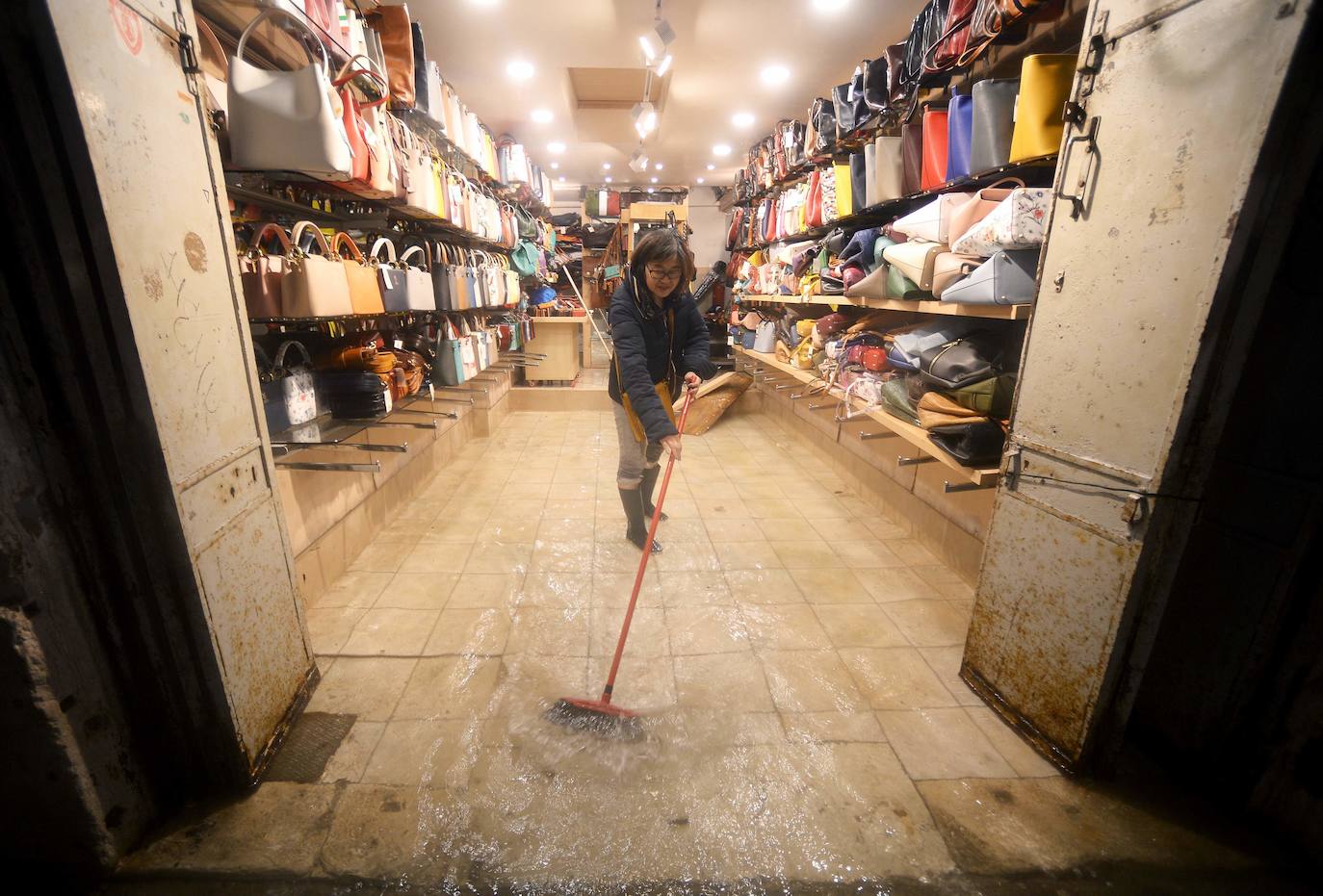 Venecia volvió a sufrir este viernes una gran inundación, después de que el jueves el agua diera algo de tregua, hasta el punto de que el ayuntamiento ha decidido cerrar la emblemática plaza de San Marcos a residentes y turistas. El alcalde de la ciudad de los canales, Luigi Brugnaro, anunció que había decidido cerrar San Marcos por motivos de seguridad, debido al nuevo pico de 154 centímetros que alcanzó a media mañana el «agua alta». Se trata del segundo récord alcanzado esta semana después de la gran inundación de martes, la mayor sufrida por la ciudad en más de medio siglo, con las aguas alcanzando los 187 centímetros.