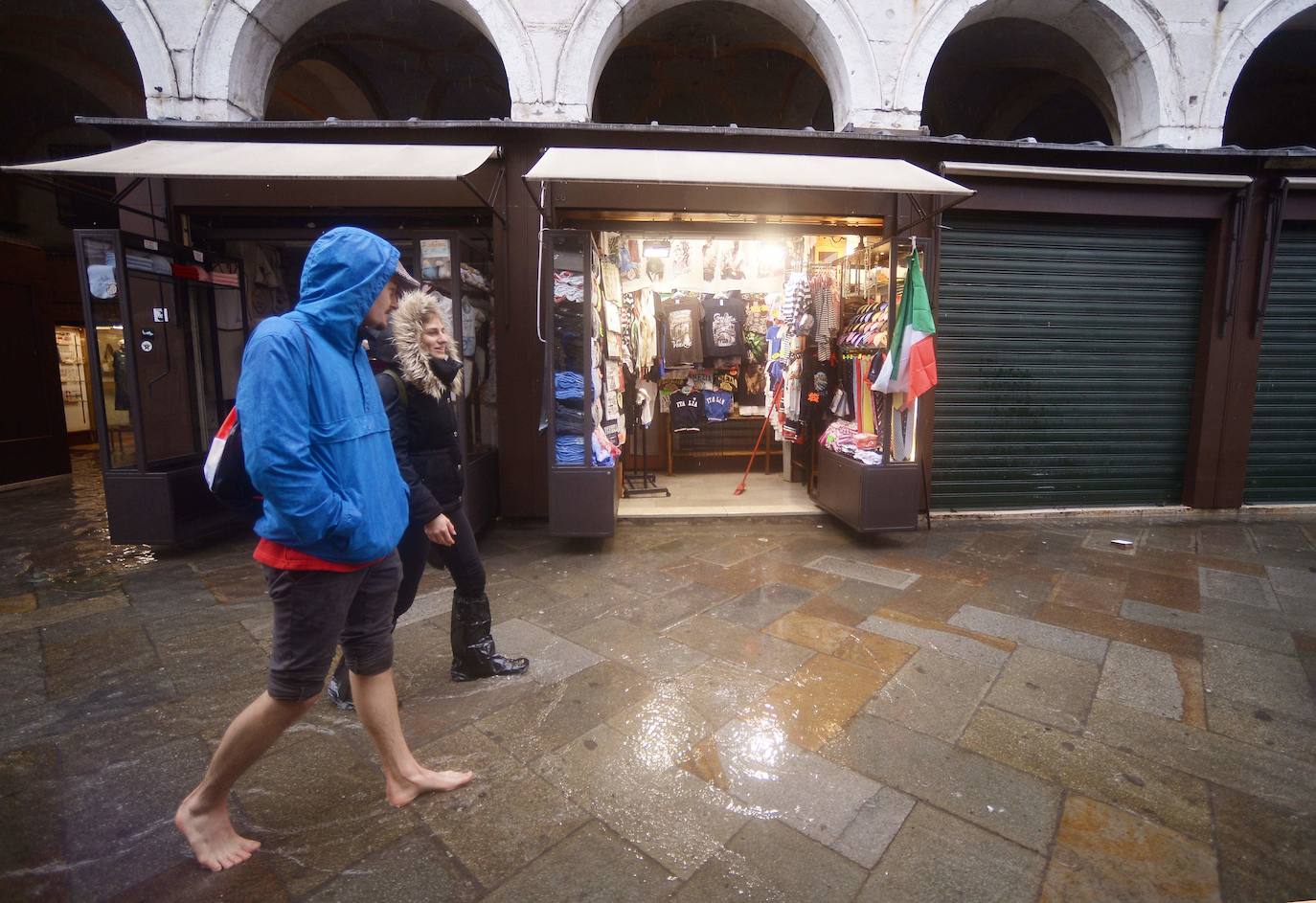 Venecia volvió a sufrir este viernes una gran inundación, después de que el jueves el agua diera algo de tregua, hasta el punto de que el ayuntamiento ha decidido cerrar la emblemática plaza de San Marcos a residentes y turistas. El alcalde de la ciudad de los canales, Luigi Brugnaro, anunció que había decidido cerrar San Marcos por motivos de seguridad, debido al nuevo pico de 154 centímetros que alcanzó a media mañana el «agua alta». Se trata del segundo récord alcanzado esta semana después de la gran inundación de martes, la mayor sufrida por la ciudad en más de medio siglo, con las aguas alcanzando los 187 centímetros.