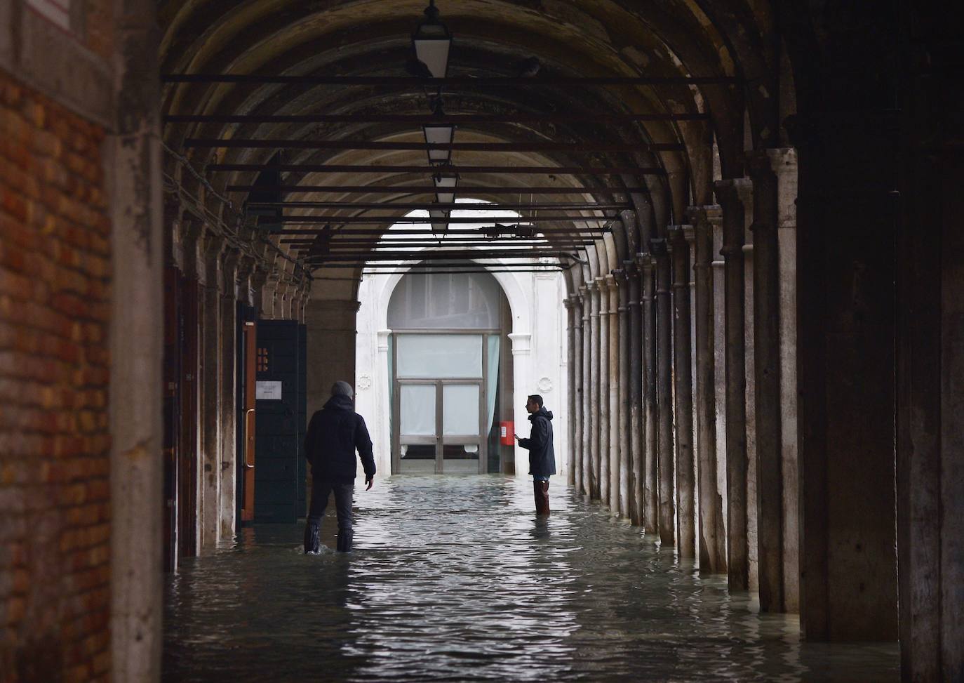 Venecia volvió a sufrir este viernes una gran inundación, después de que el jueves el agua diera algo de tregua, hasta el punto de que el ayuntamiento ha decidido cerrar la emblemática plaza de San Marcos a residentes y turistas. El alcalde de la ciudad de los canales, Luigi Brugnaro, anunció que había decidido cerrar San Marcos por motivos de seguridad, debido al nuevo pico de 154 centímetros que alcanzó a media mañana el «agua alta». Se trata del segundo récord alcanzado esta semana después de la gran inundación de martes, la mayor sufrida por la ciudad en más de medio siglo, con las aguas alcanzando los 187 centímetros.