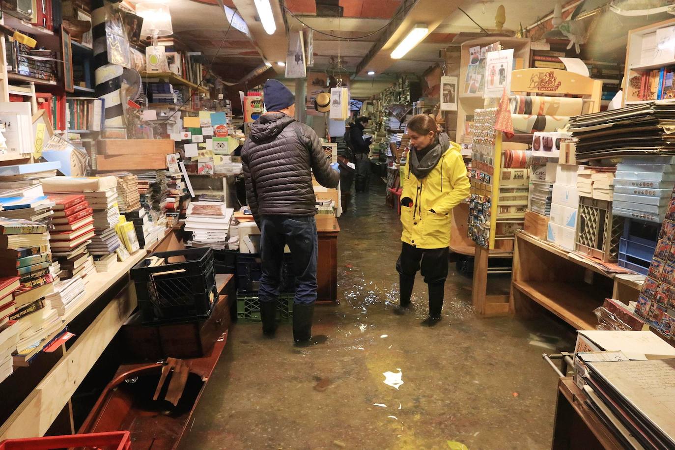 Venecia volvió a sufrir este viernes una gran inundación, después de que el jueves el agua diera algo de tregua, hasta el punto de que el ayuntamiento ha decidido cerrar la emblemática plaza de San Marcos a residentes y turistas. El alcalde de la ciudad de los canales, Luigi Brugnaro, anunció que había decidido cerrar San Marcos por motivos de seguridad, debido al nuevo pico de 154 centímetros que alcanzó a media mañana el «agua alta». Se trata del segundo récord alcanzado esta semana después de la gran inundación de martes, la mayor sufrida por la ciudad en más de medio siglo, con las aguas alcanzando los 187 centímetros.