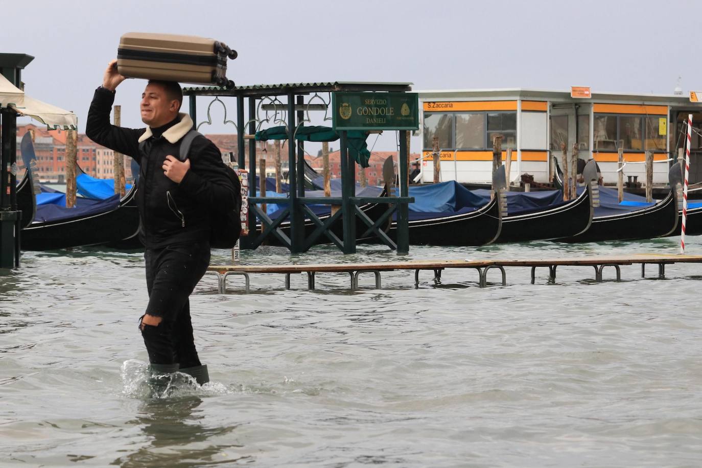 Venecia volvió a sufrir este viernes una gran inundación, después de que el jueves el agua diera algo de tregua, hasta el punto de que el ayuntamiento ha decidido cerrar la emblemática plaza de San Marcos a residentes y turistas. El alcalde de la ciudad de los canales, Luigi Brugnaro, anunció que había decidido cerrar San Marcos por motivos de seguridad, debido al nuevo pico de 154 centímetros que alcanzó a media mañana el «agua alta». Se trata del segundo récord alcanzado esta semana después de la gran inundación de martes, la mayor sufrida por la ciudad en más de medio siglo, con las aguas alcanzando los 187 centímetros.