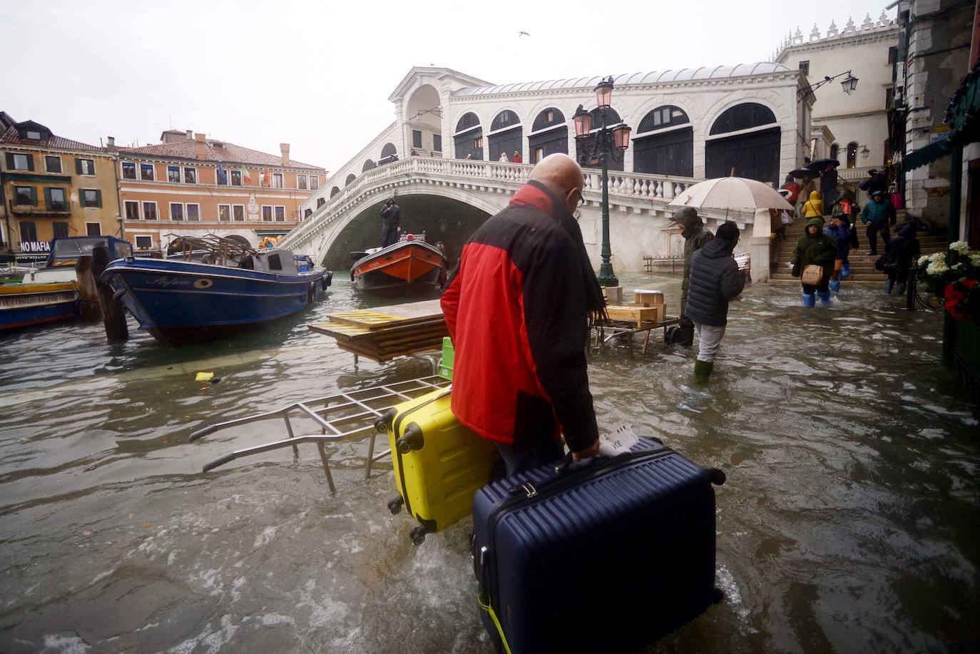 Venecia volvió a sufrir este viernes una gran inundación, después de que el jueves el agua diera algo de tregua, hasta el punto de que el ayuntamiento ha decidido cerrar la emblemática plaza de San Marcos a residentes y turistas. El alcalde de la ciudad de los canales, Luigi Brugnaro, anunció que había decidido cerrar San Marcos por motivos de seguridad, debido al nuevo pico de 154 centímetros que alcanzó a media mañana el «agua alta». Se trata del segundo récord alcanzado esta semana después de la gran inundación de martes, la mayor sufrida por la ciudad en más de medio siglo, con las aguas alcanzando los 187 centímetros.