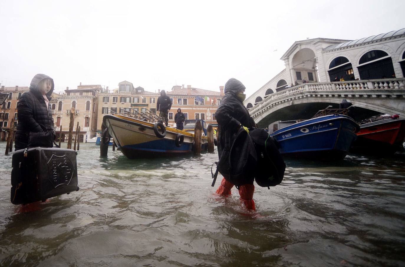 Venecia volvió a sufrir este viernes una gran inundación, después de que el jueves el agua diera algo de tregua, hasta el punto de que el ayuntamiento ha decidido cerrar la emblemática plaza de San Marcos a residentes y turistas. El alcalde de la ciudad de los canales, Luigi Brugnaro, anunció que había decidido cerrar San Marcos por motivos de seguridad, debido al nuevo pico de 154 centímetros que alcanzó a media mañana el «agua alta». Se trata del segundo récord alcanzado esta semana después de la gran inundación de martes, la mayor sufrida por la ciudad en más de medio siglo, con las aguas alcanzando los 187 centímetros.