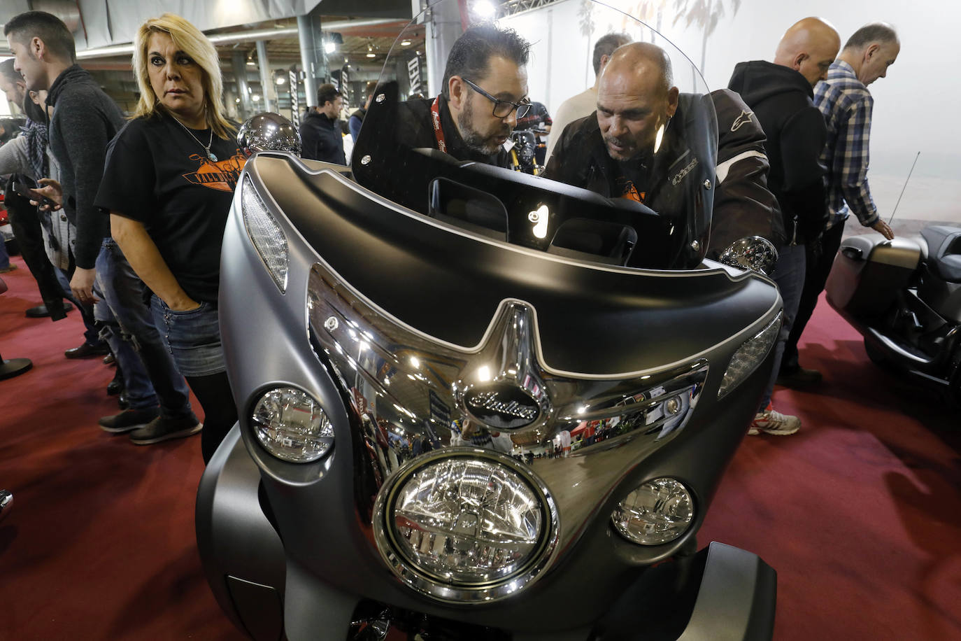 Las ferias Dos Ruedas y VLC Bike's acogen este fin de semana, coincidiendo con la celebración de la última prueba del Mundial de motociclismo de Cheste, a más de 15.000 aficionados y expone mas de 2.000 motos y bicis de 133 marcas 22.000 metros cuadrados en los que también habrá exhibiciones, concursos y presentaciones exclusivas de nuevos modelos.