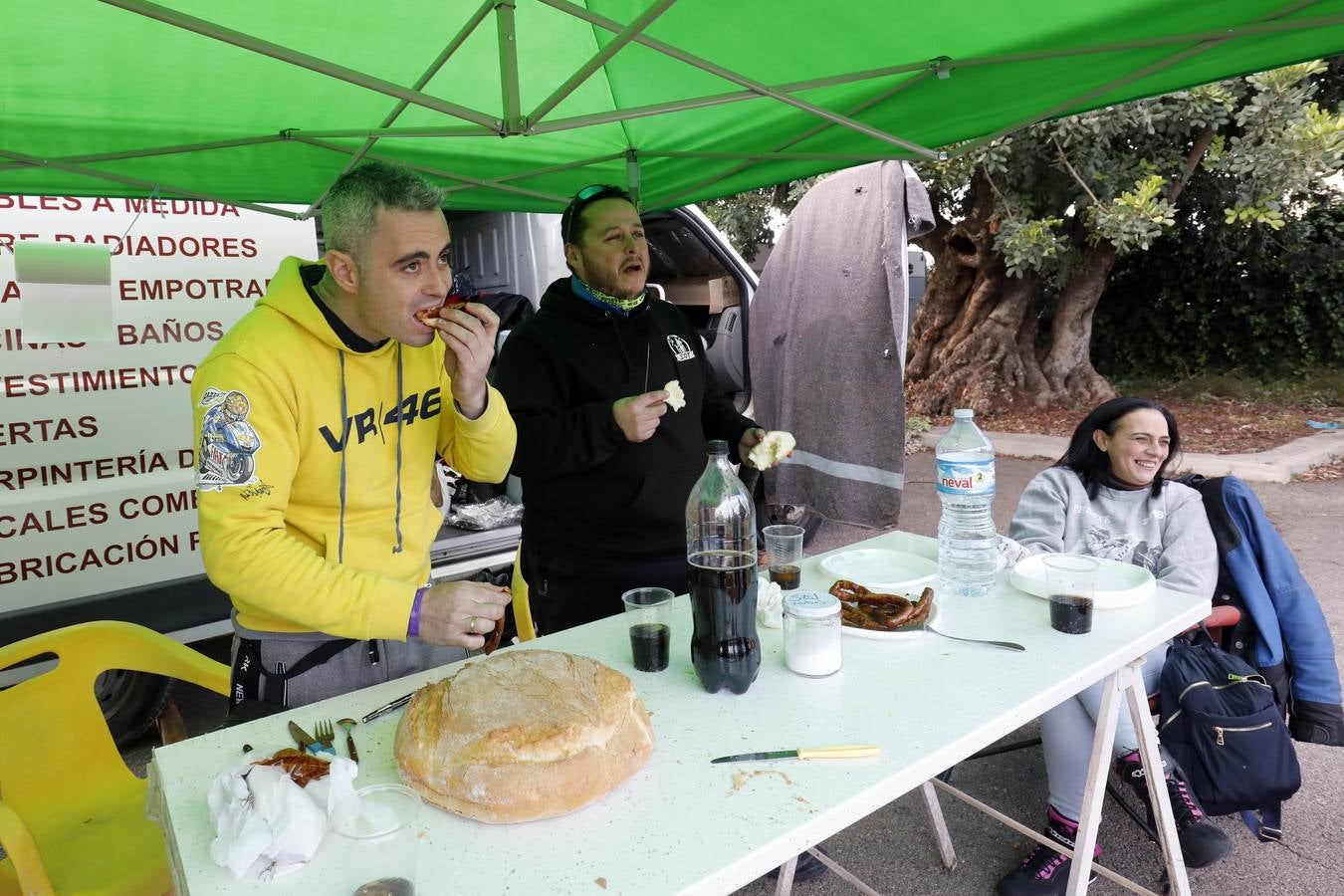 El pueblo se llena de puestos de comida y entretenimiento para moteros y vecinos durante el Gran Premio de la Comunitat.