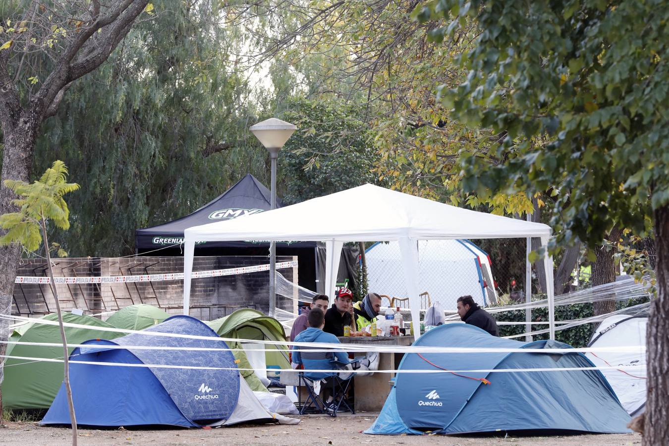 El pueblo se llena de puestos de comida y entretenimiento para moteros y vecinos durante el Gran Premio de la Comunitat.