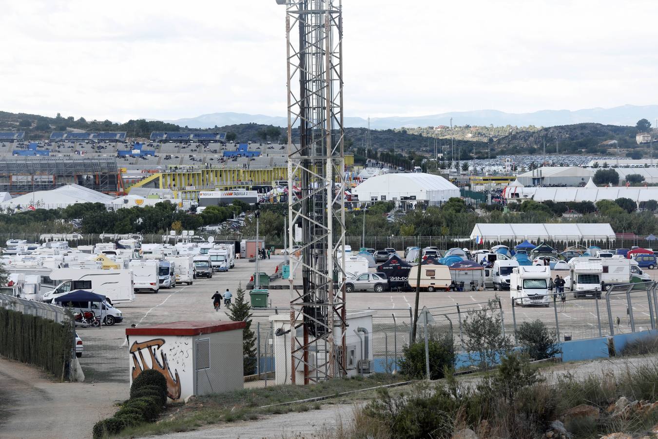 El pueblo se llena de puestos de comida y entretenimiento para moteros y vecinos durante el Gran Premio de la Comunitat.