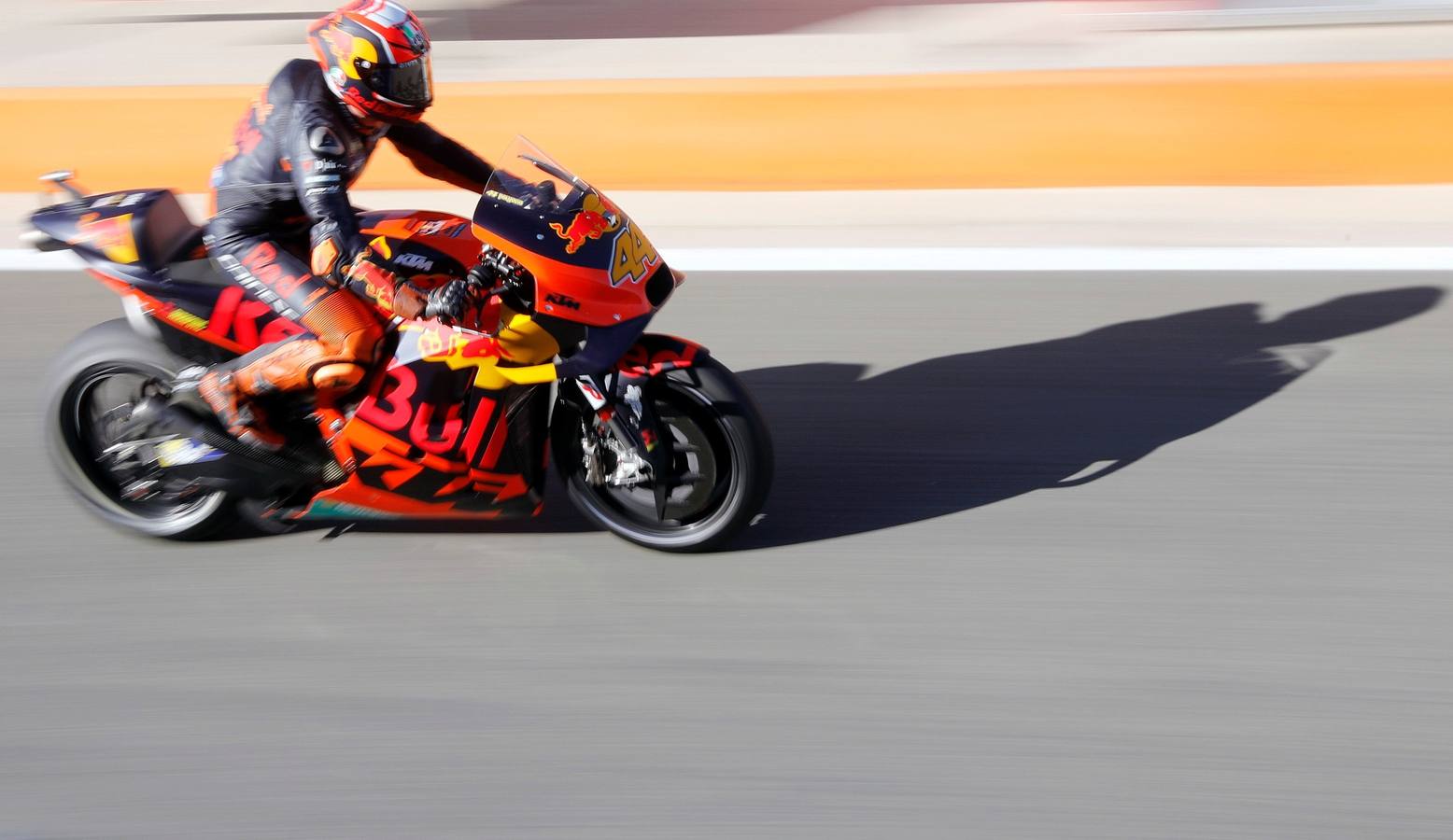 Aficionados del motociclismo disfrutan de la jornada de calificación del sábado 16 de noviembre en el Circuito Ricardo Tormo