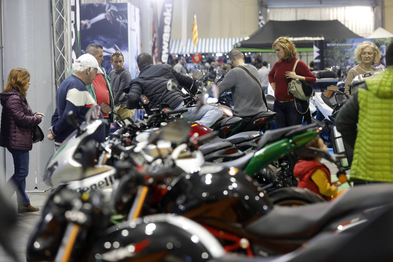 Las ferias Dos Ruedas y VLC Bike's acogen este fin de semana, coincidiendo con la celebración de la última prueba del Mundial de motociclismo de Cheste, a más de 15.000 aficionados y expone mas de 2.000 motos y bicis de 133 marcas 22.000 metros cuadrados en los que también habrá exhibiciones, concursos y presentaciones exclusivas de nuevos modelos.