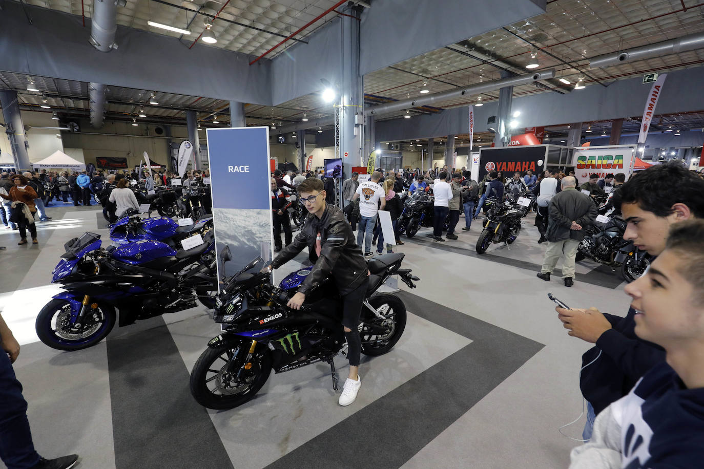 Las ferias Dos Ruedas y VLC Bike's acogen este fin de semana, coincidiendo con la celebración de la última prueba del Mundial de motociclismo de Cheste, a más de 15.000 aficionados y expone mas de 2.000 motos y bicis de 133 marcas 22.000 metros cuadrados en los que también habrá exhibiciones, concursos y presentaciones exclusivas de nuevos modelos.