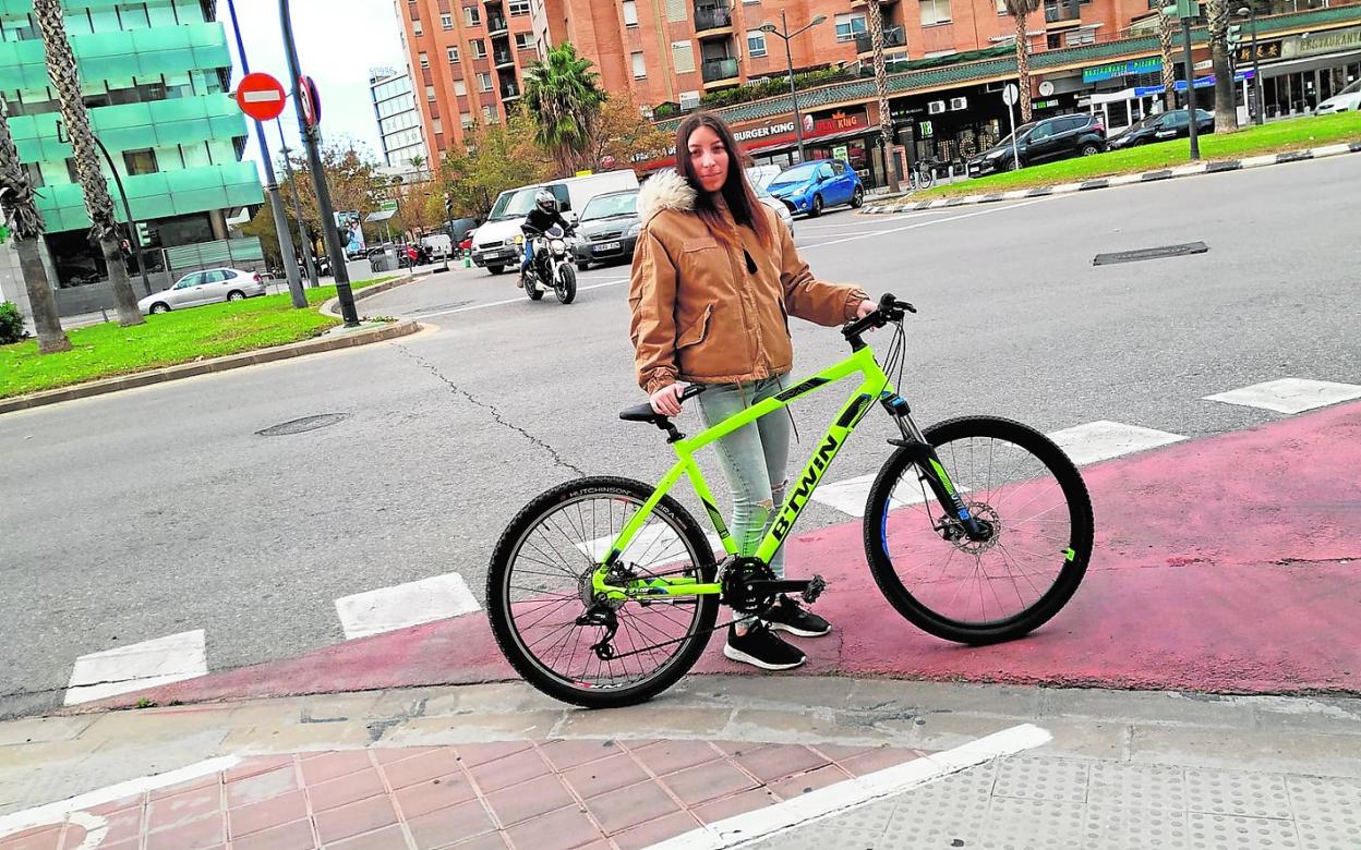 La víctima, en el cruce de la avenida Alfahuir de Valencia donde sufrió el atropello hace un mes. 