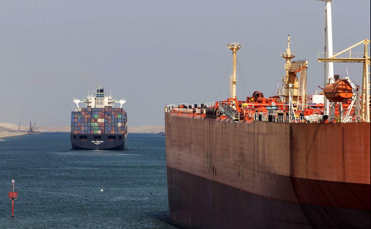 Dos barcos cruzan el canal de Suez.