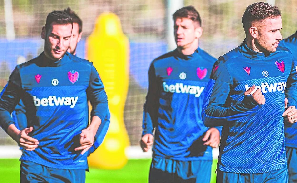 Iván López, Radoja y Roger, durante un entrenamiento en la ciudad deportiva de Buñol.