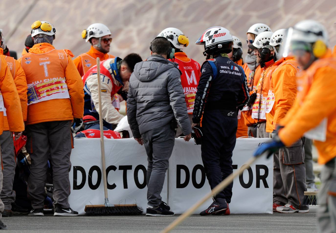 Los servicios médicos evacúan al piloto italiano Dennis Foggia tras el accidente en el que se ha visto implicado. 
