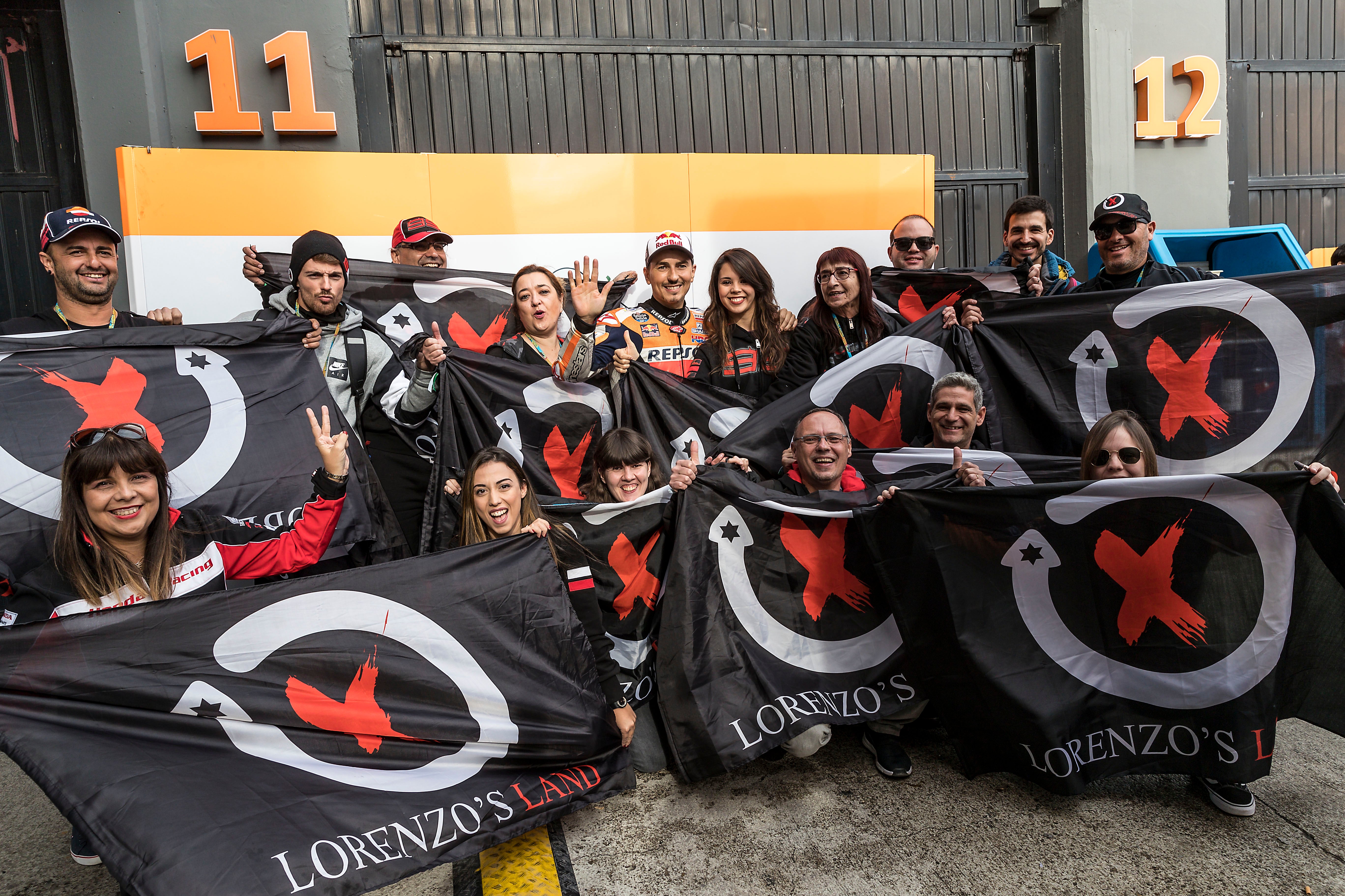 Jorge Lorenzo celebrando con el equipo Repsol Honda la Triple Corona en Moto GP