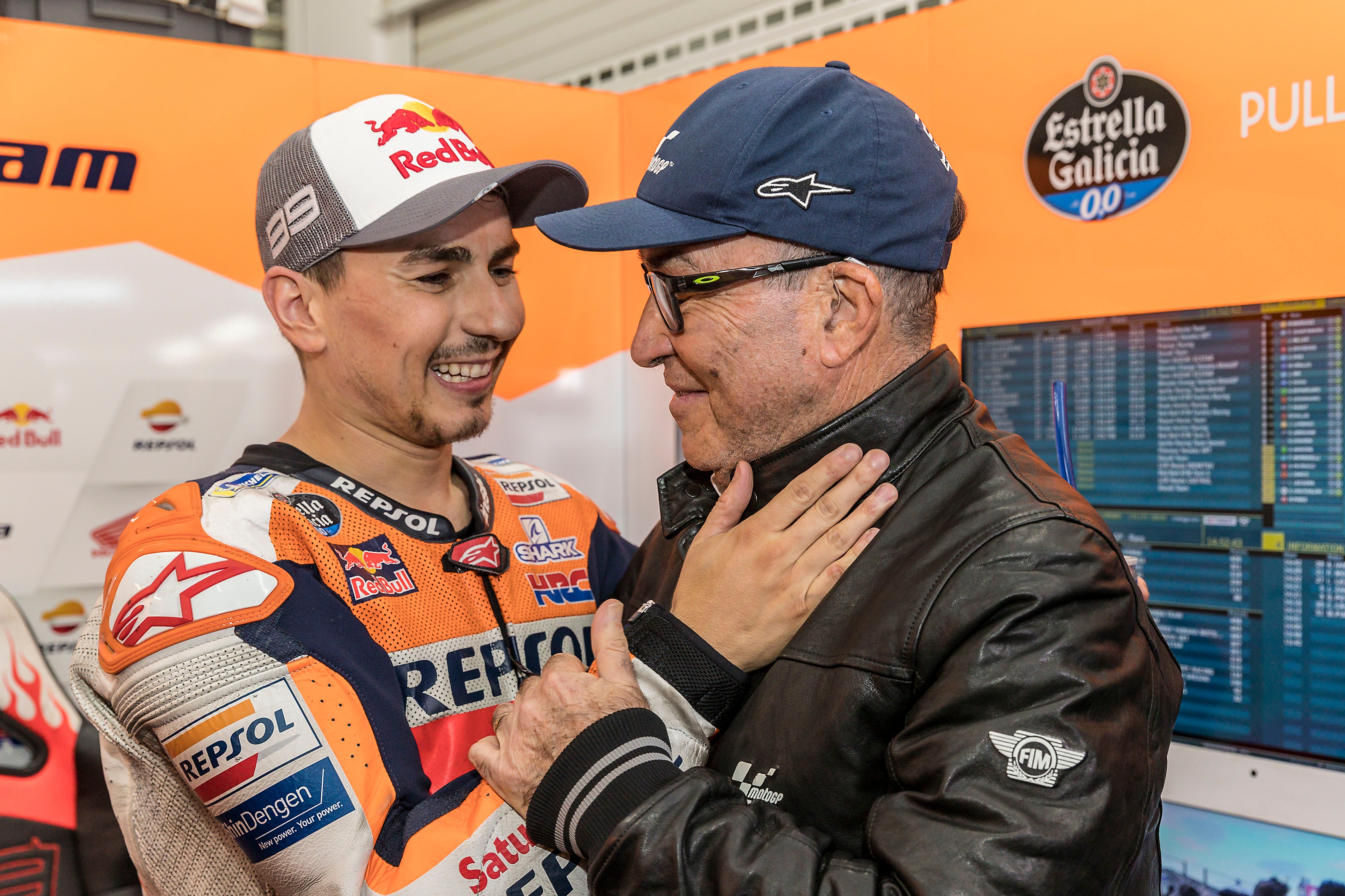 Jorge Lorenzo celebrando con el equipo Repsol Honda la Triple Corona en Moto GP