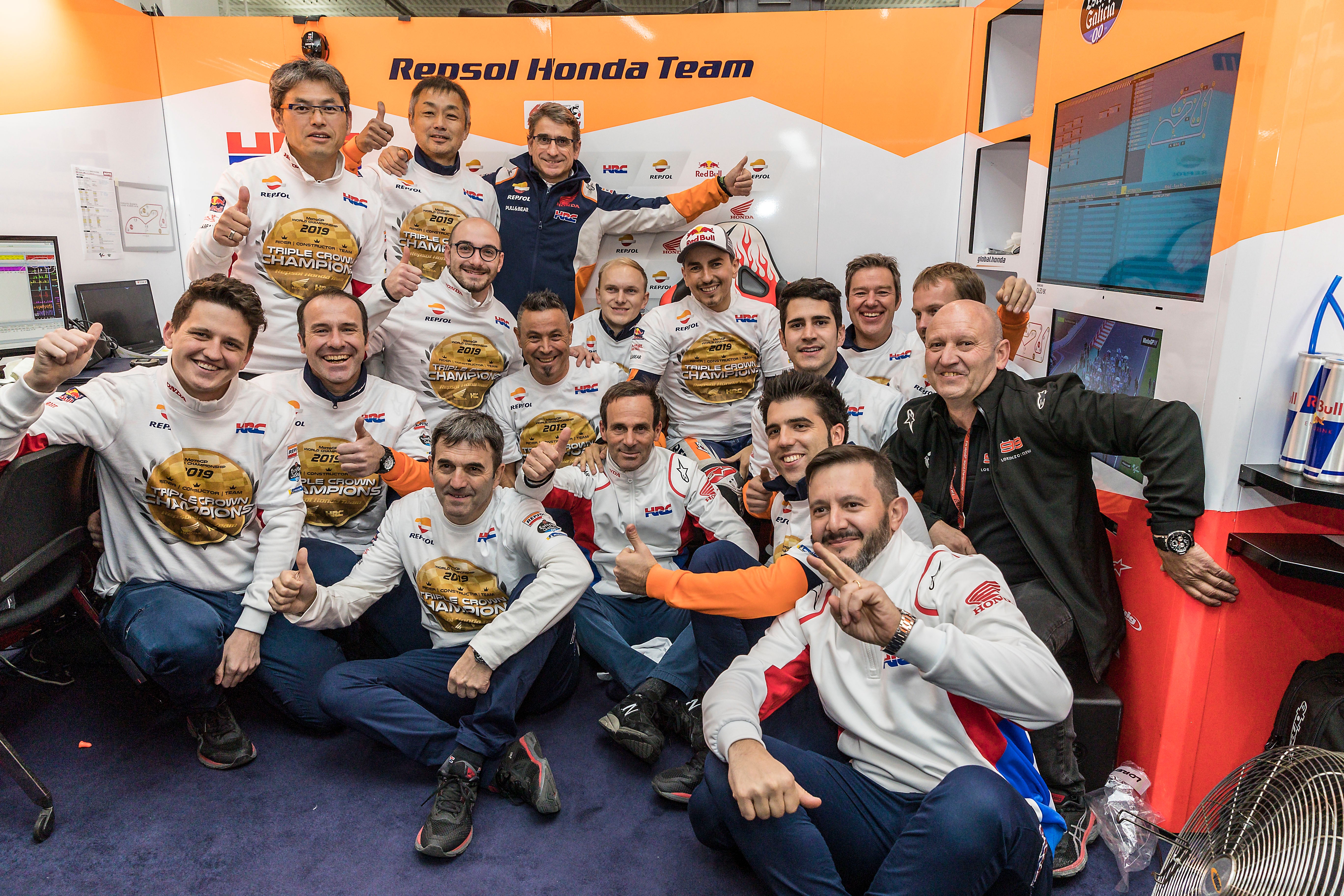 Jorge Lorenzo celebrando con el equipo Repsol Honda la Triple Corona en Moto GP