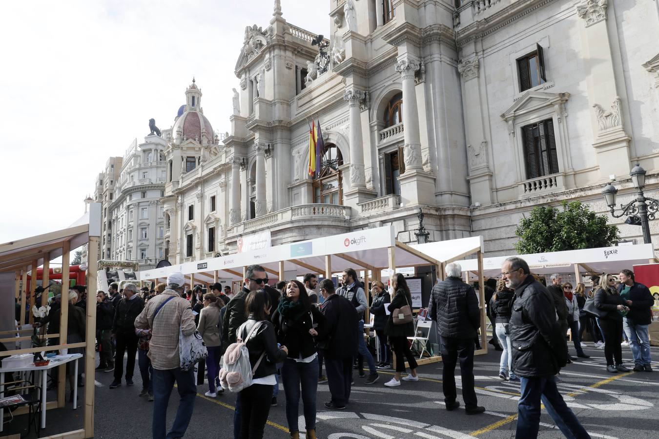 El Área del Desarrollo Innovador del Consistorio, a través de València Activa y VIT Emprende, ha celebrado este domingo la segunda edición del VLC Startup Market, un evento que ha reunido a 50 'startups' valencianas mostrando sus productos y servicios, acercando así a la ciudadanía la innovación y la tecnología desarrolladas en Valencia.