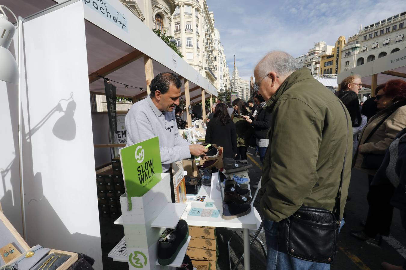 El Área del Desarrollo Innovador del Consistorio, a través de València Activa y VIT Emprende, ha celebrado este domingo la segunda edición del VLC Startup Market, un evento que ha reunido a 50 'startups' valencianas mostrando sus productos y servicios, acercando así a la ciudadanía la innovación y la tecnología desarrolladas en Valencia.