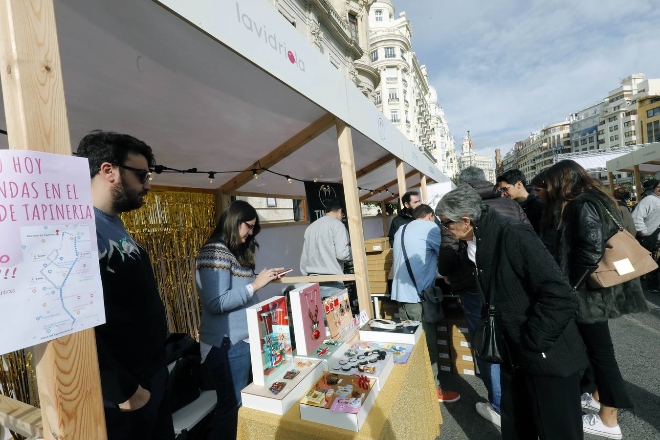 El Área del Desarrollo Innovador del Consistorio, a través de València Activa y VIT Emprende, ha celebrado este domingo la segunda edición del VLC Startup Market, un evento que ha reunido a 50 'startups' valencianas mostrando sus productos y servicios, acercando así a la ciudadanía la innovación y la tecnología desarrolladas en Valencia.