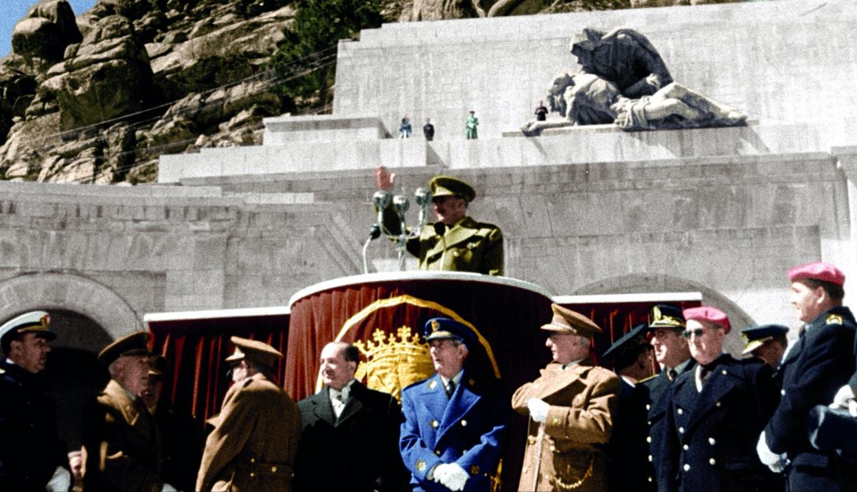 El dictador se dirige a sus fieles en un acto en el Valle de los Caídos, de donde acaba de ser exhumado. 