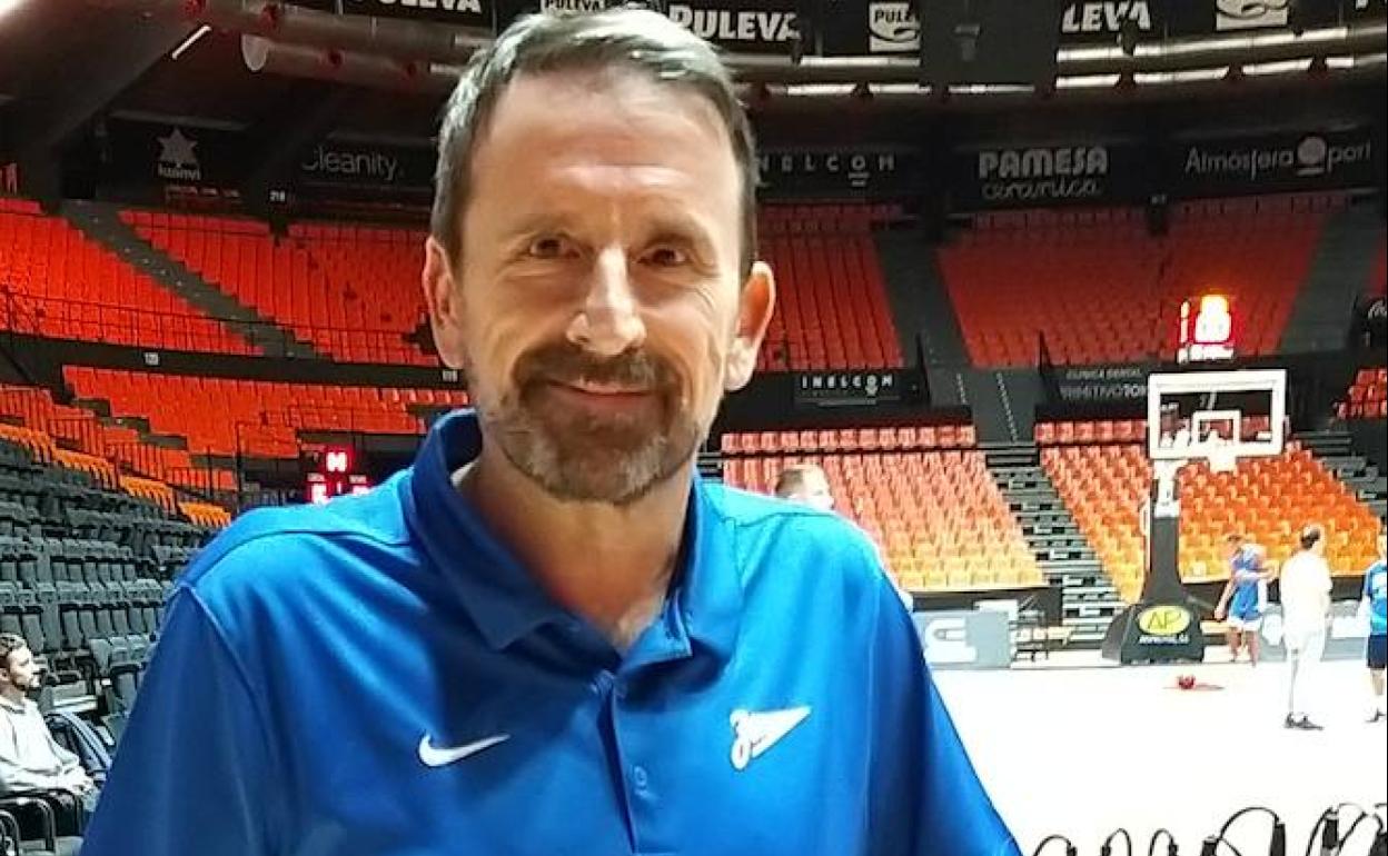 Joan Plaza posa tras la entrevista en la Fonteta 