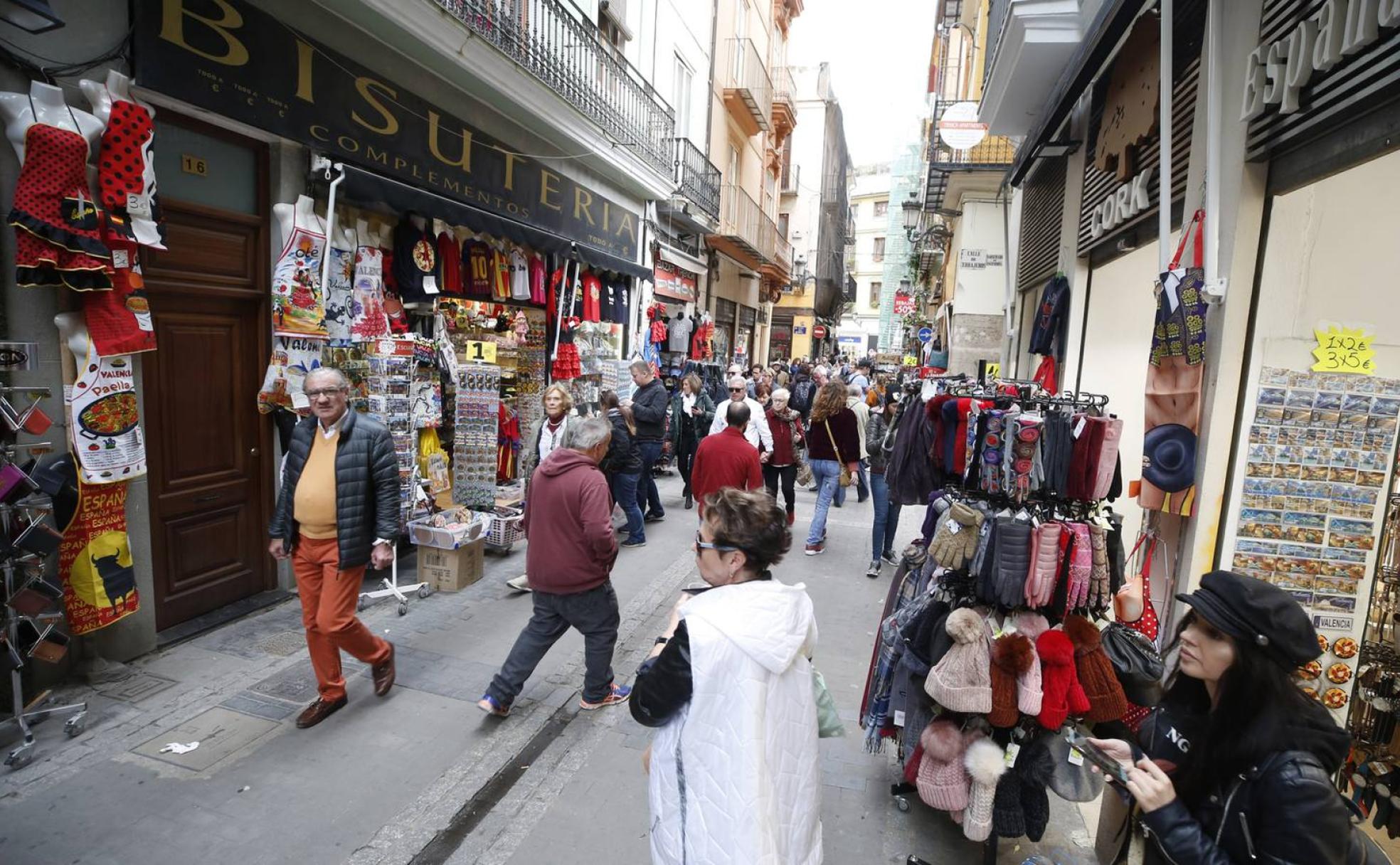 Comercio. El signo inequívoco de que en un barrio hay vida es contabilizar los pequeños comercios abiertos. En el centro histórico, las tiendas tradicionales ceden a las franquicias.