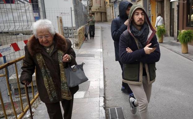 Imagen principal - 1. Convivencia. El envejecimiento de la población se combina en el distrito con una generación joven atraída por la cultura alternativa, aunque faltan familias. 2. Obras. Las intervenciones públicas se eternizan por la supervisión arqueológica. 3. Limpieza. La eterna demanda de los vecinos es de mano dura contra el incivismo.