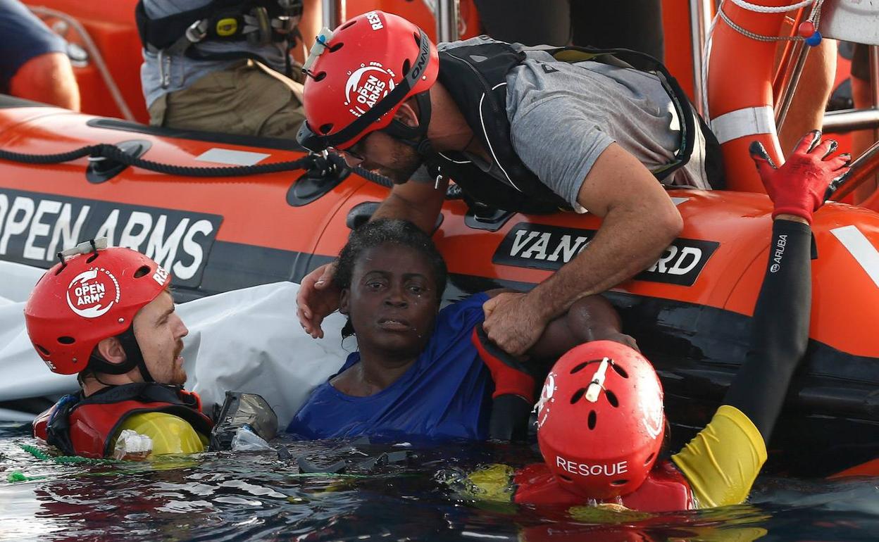 Rescate de inmigrantes que viajaban en una embarcación en las aguas del Canal de Sicilia.