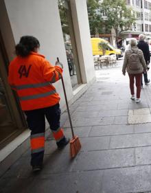 Imagen secundaria 2 - 1. Convivencia. El envejecimiento de la población se combina en el distrito con una generación joven atraída por la cultura alternativa, aunque faltan familias. 2. Obras. Las intervenciones públicas se eternizan por la supervisión arqueológica. 3. Limpieza. La eterna demanda de los vecinos es de mano dura contra el incivismo.