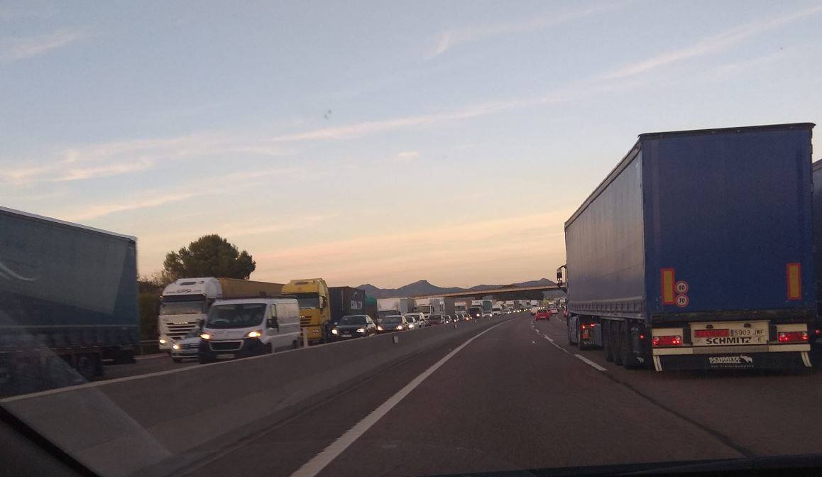 La A-7 aún seguía colapsada este martes, nueve horas después de producirse el accidente.