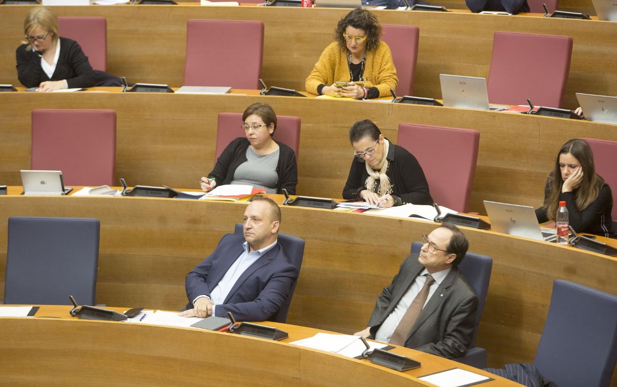 Vicent Soler, en la primera fila de la bancada de Les Corts. 