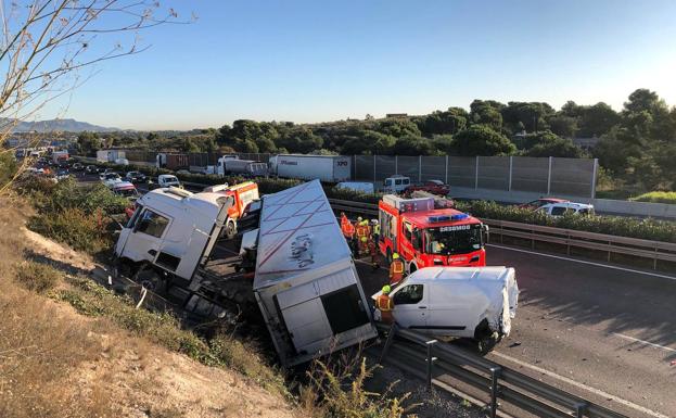 Un accidente atasca todo el día el by-pass y deja hasta 20 km de cola