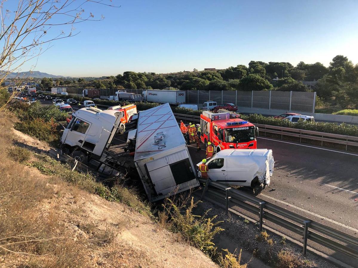 Fotos: Aparatoso accidente entre varios vehículos en Paterna