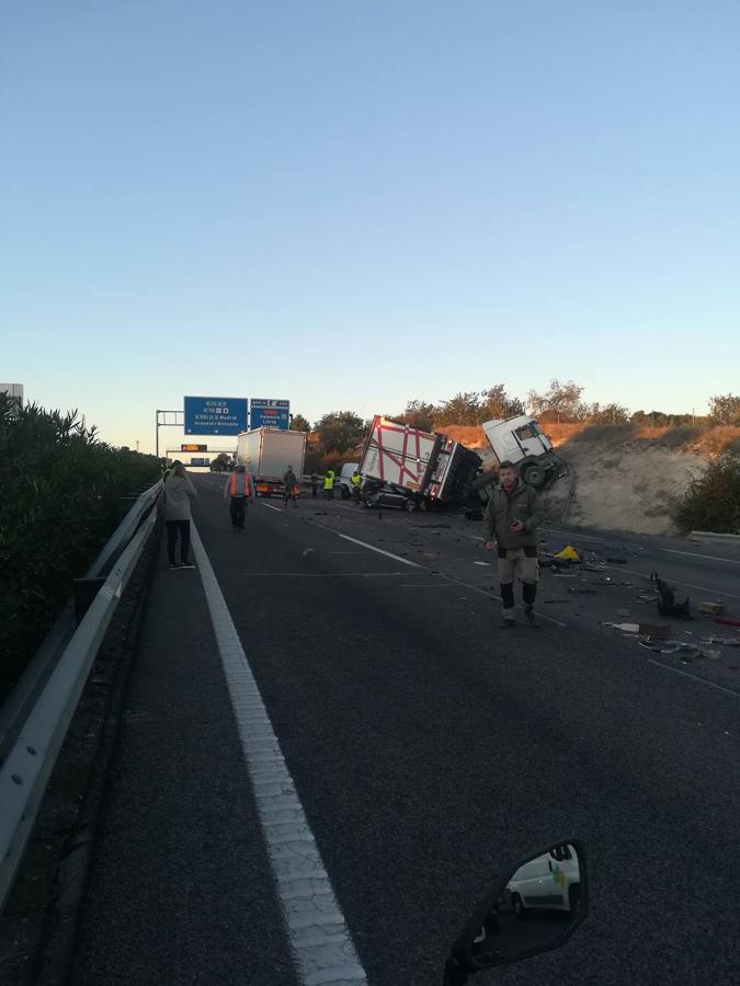 Fotos: Aparatoso accidente entre varios vehículos en Paterna