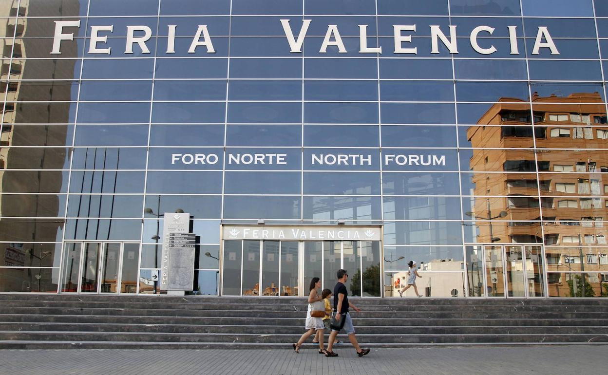 Una familia pasa ante el foro norte de Feria Valencia. 