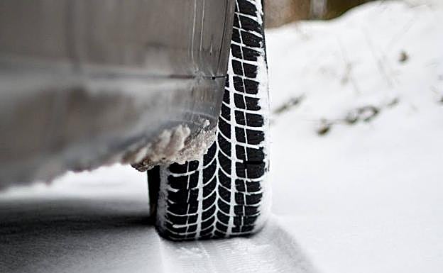 Un coche circula por la nieve.