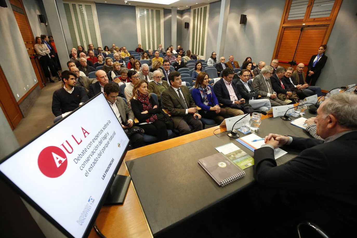 Este miércoles se ha celebrado una nueva edición de Aula LAS PROVINCIAS. En esta ocasión, el Palacio Colomina de Valencia ha acogido el debate sobre la conservación de la Albufera y el estado del parque natural. La ponencia, que se enmarca dentro de la iniciativa LAS PROVINCIAS con la Albufera, ha contado con la participación de expertos para debatir sobre la situación del lago y con la presencia de personalidades de la política valenciana como María José Català y Fernando Giner. 