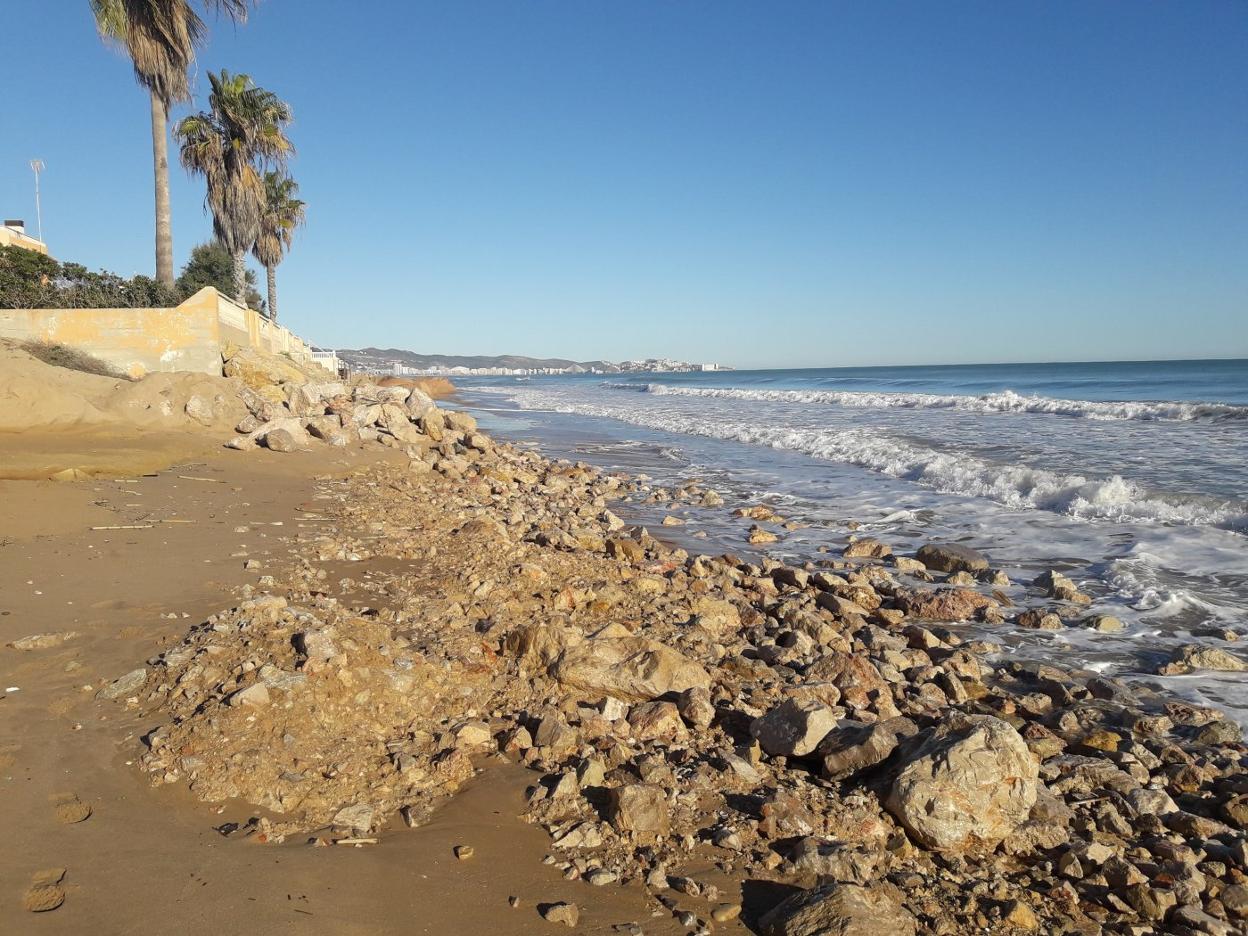 Las piedras de grandes dimensiones han vuelto a quedar al descubierto en la Goleta, donde el mar ha engullido la arena que se ha vertido en los últimos días. 