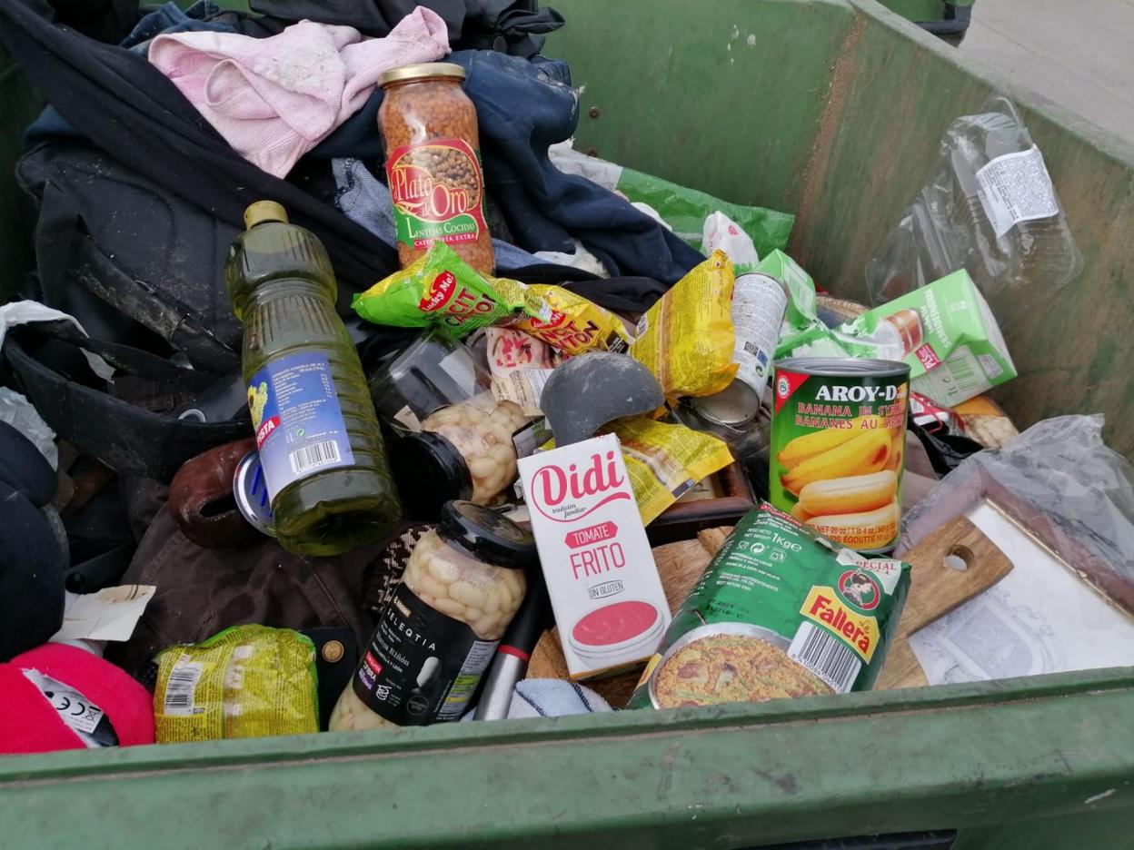 Alimentos solidarios en la basura