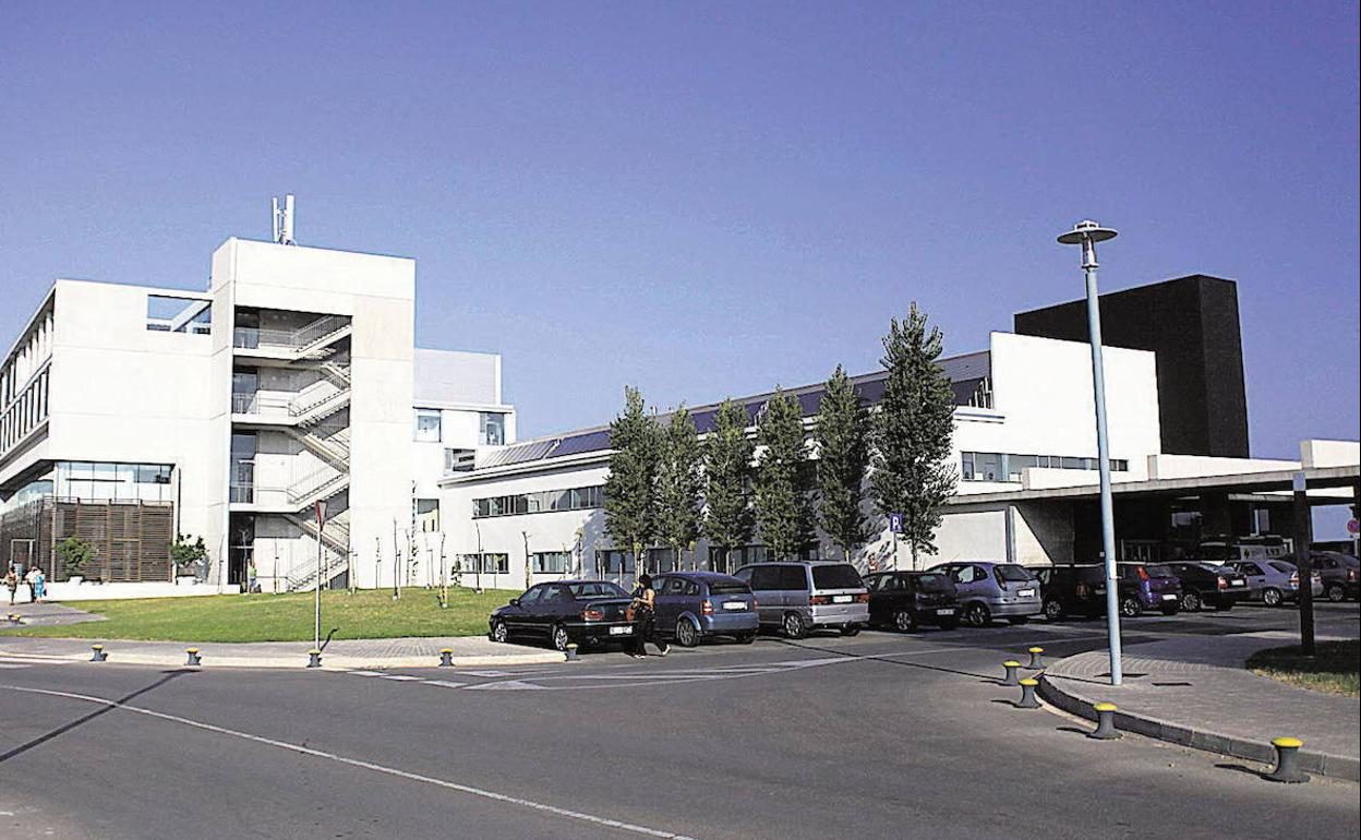 Uno de los accesos al Hospital de Dénia, donde está siendo atendida la mujer.