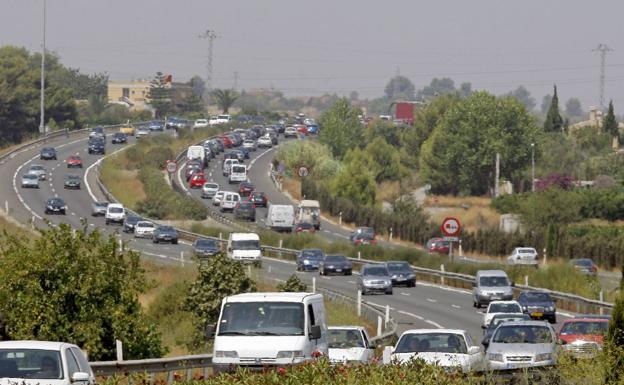 Fallece un camionero al salirse de la carretera y chocar contra un muro en la A-7 de Valencia