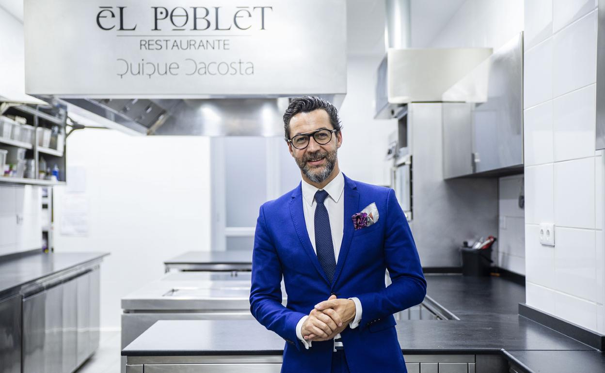 Quique Dacosta, en la cocina del restaurante El Poblet, de Valencia, que ha logrado su segunda estrella.