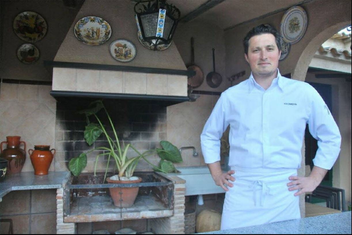 Kiko Moya es el chef al frente del restaurante L'Escaleta, en Cocentaina. Su apuesta es que primen las materias, así como la nitidez de sus matices, consiguiendo que sus platos sorprendan por su sencillez.